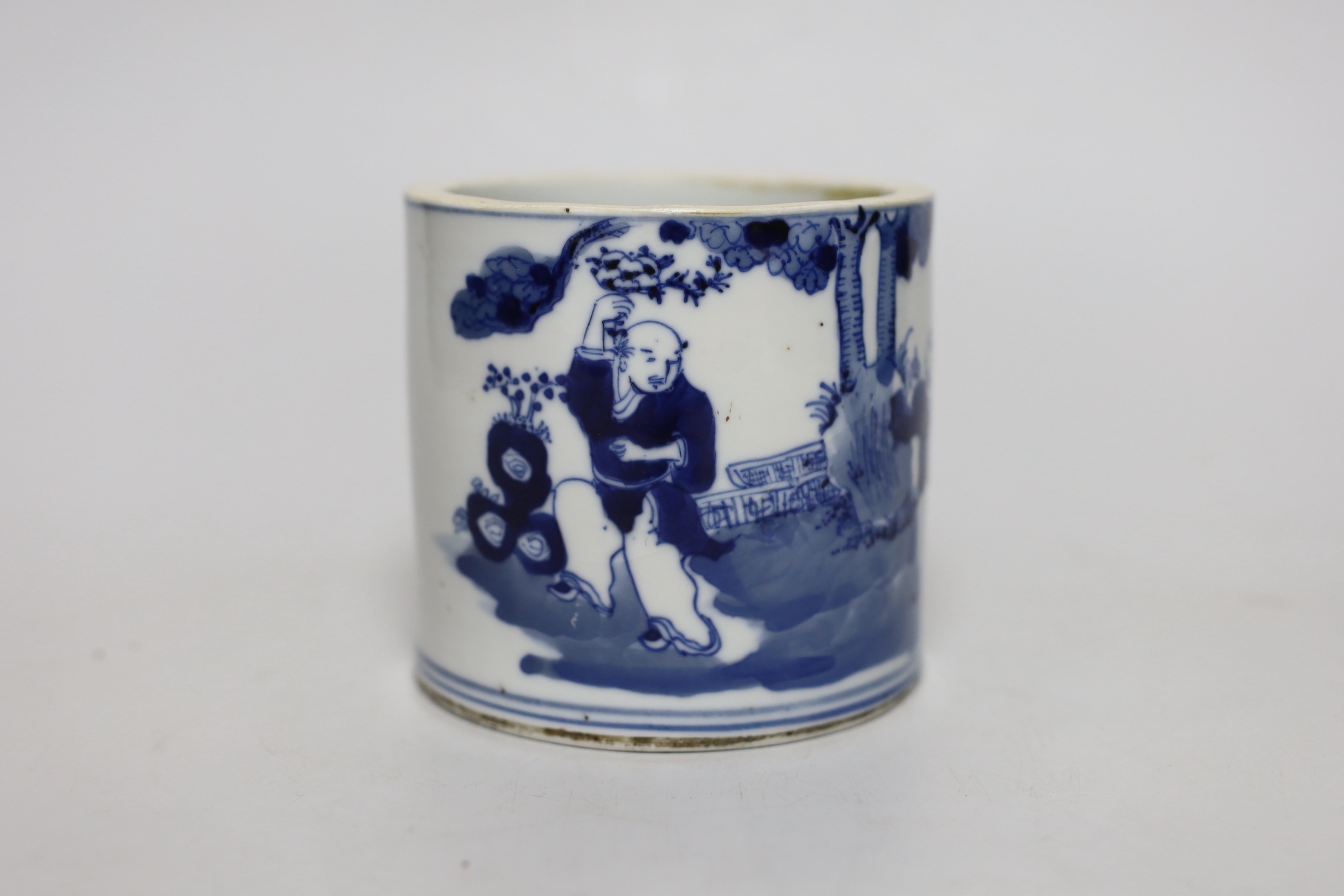 A Chinese blue and white porcelain brushpot, 10cm tall, rim reduced